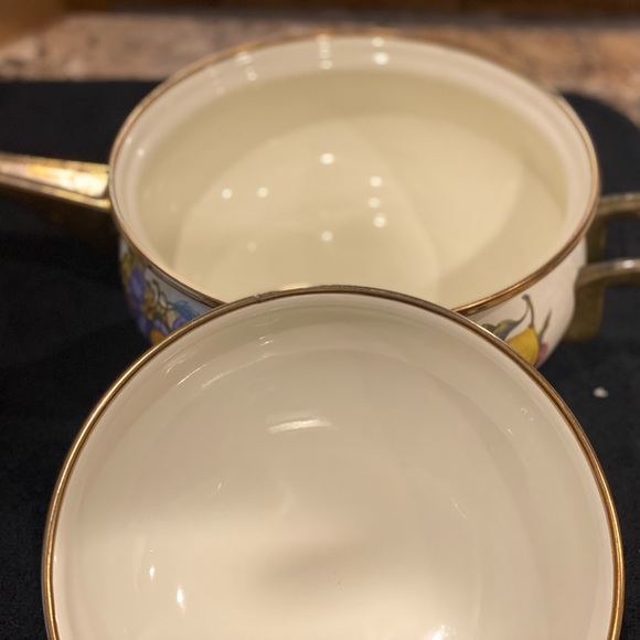 Vintage Cornucopia Enamelware.  8”pot.  Brass knobs and handles - Picture 6 of 6